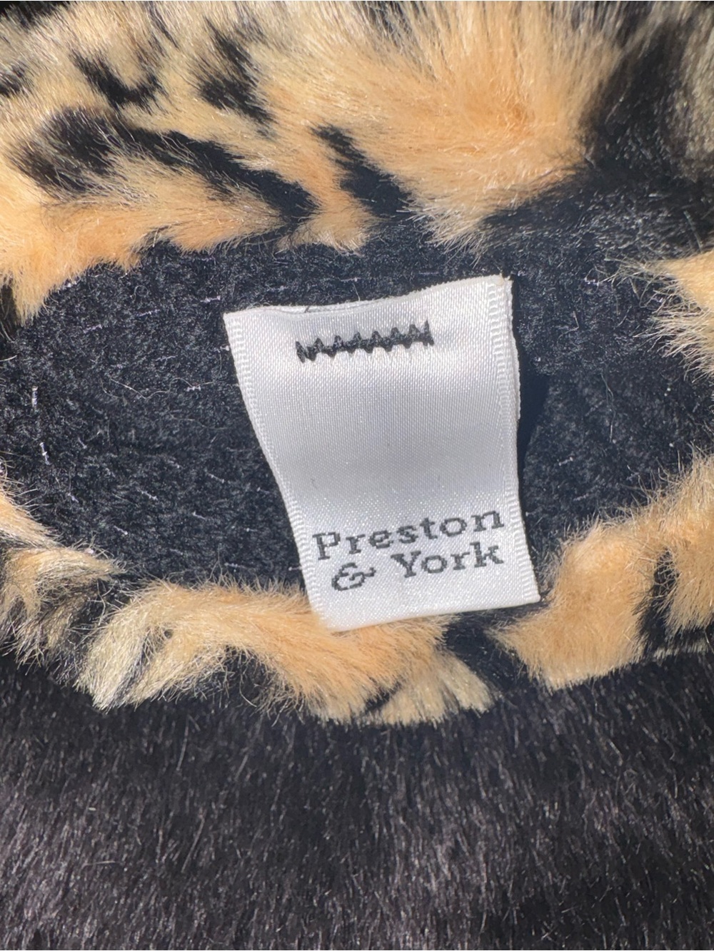 Preston & York Black Knit Gloves with Leopard Faux Fur Cuffs - Picture 3 of 3
